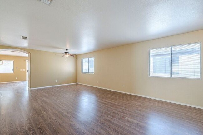 Building Photo - Pending/ Rented - Spacious 3-Bed Tucson Re...