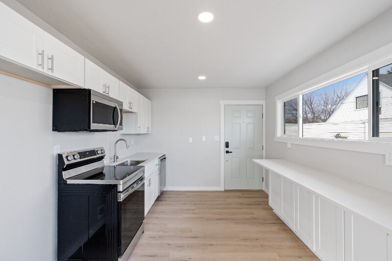 Building Photo - 3013 W Lakeside Dr