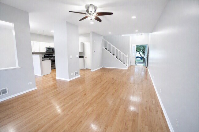Building Photo - 318 Abington Woods Dr