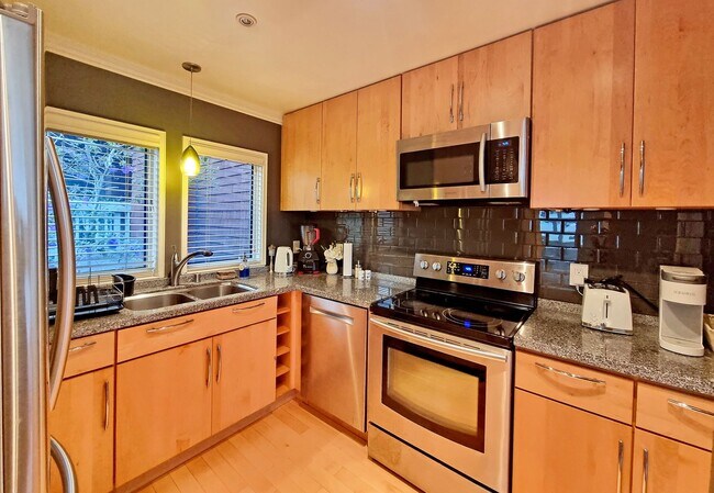 Building Photo - One bedroom top floor corner unit condo with gorgeous view for rent!