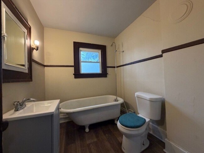 Building Photo - 457/459 E Madison Ave