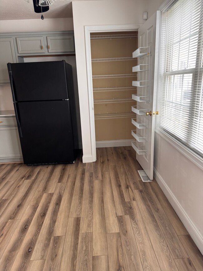 Building Photo - 3 Bedroom || 2 Full Bathroom & 2 Half Bath...