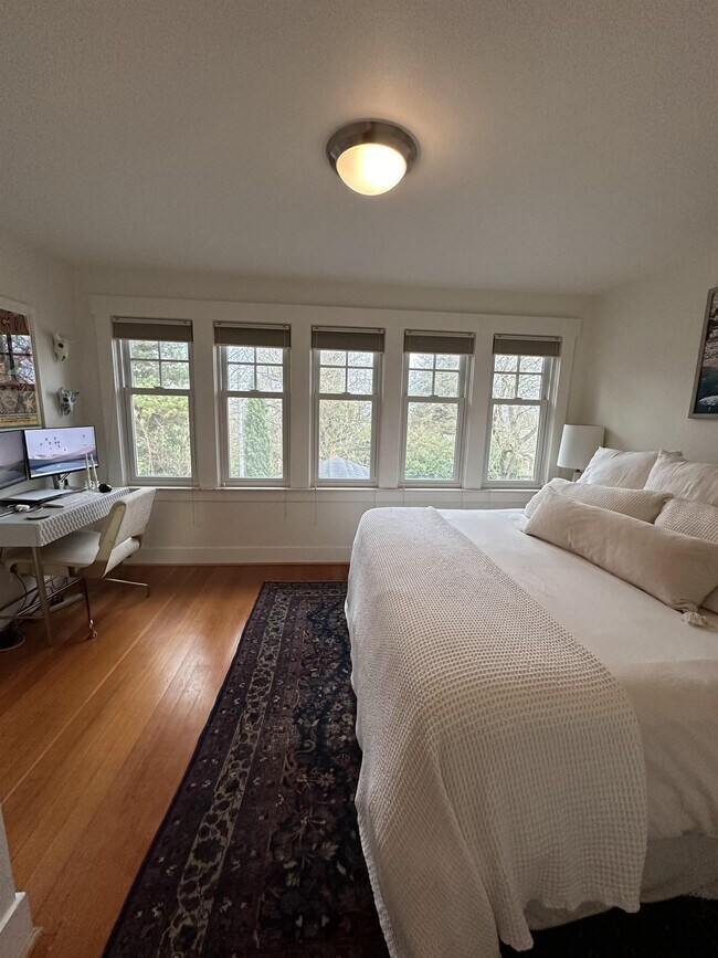 Building Photo - 335 23rd Ave E