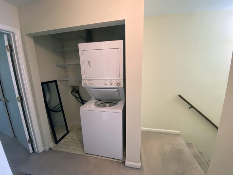 Building Photo - 168 Montmullin St