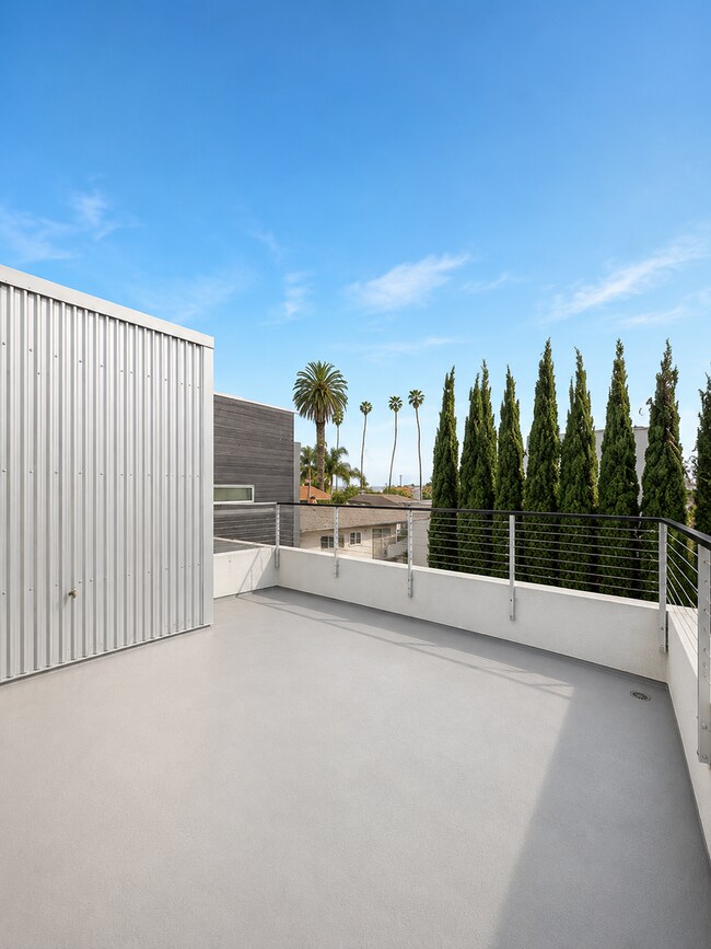 Building Photo - Contemporary Luxury Living in the Heart of La Jolla Village