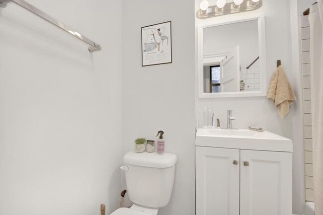 Building Photo - 2 bedroom in Chicago IL 60613