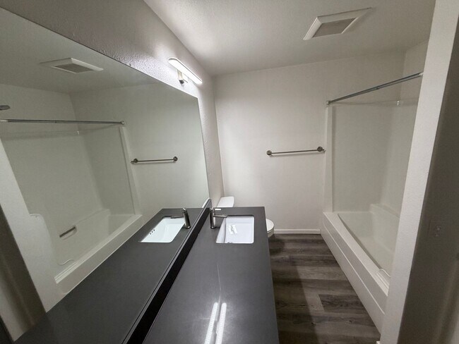 Building Photo - Updated Northgate 2bd 1.5 bath two story unit!