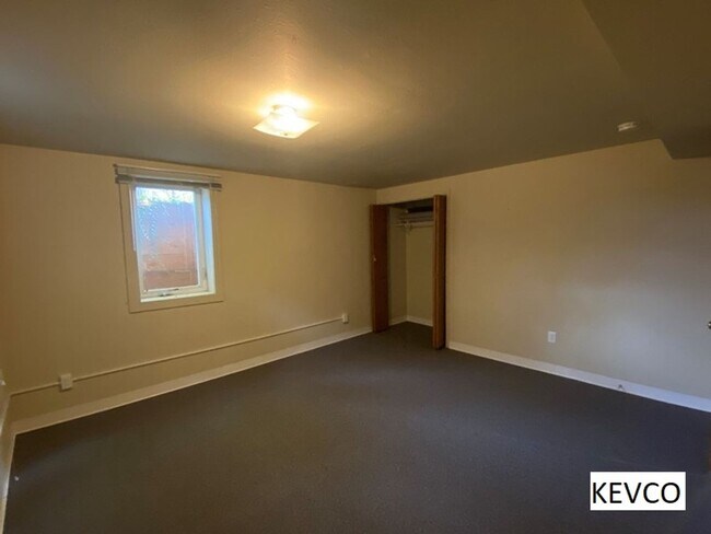 Building Photo - Incredibly Spacious House!