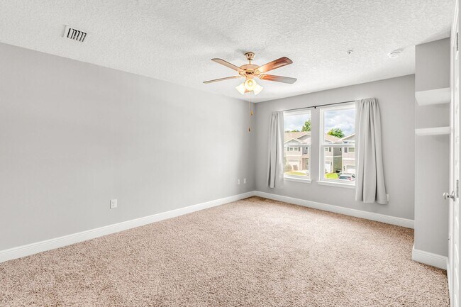 Building Photo - Newer 3 Bed/2.5 Bath Townhome with Modern ...