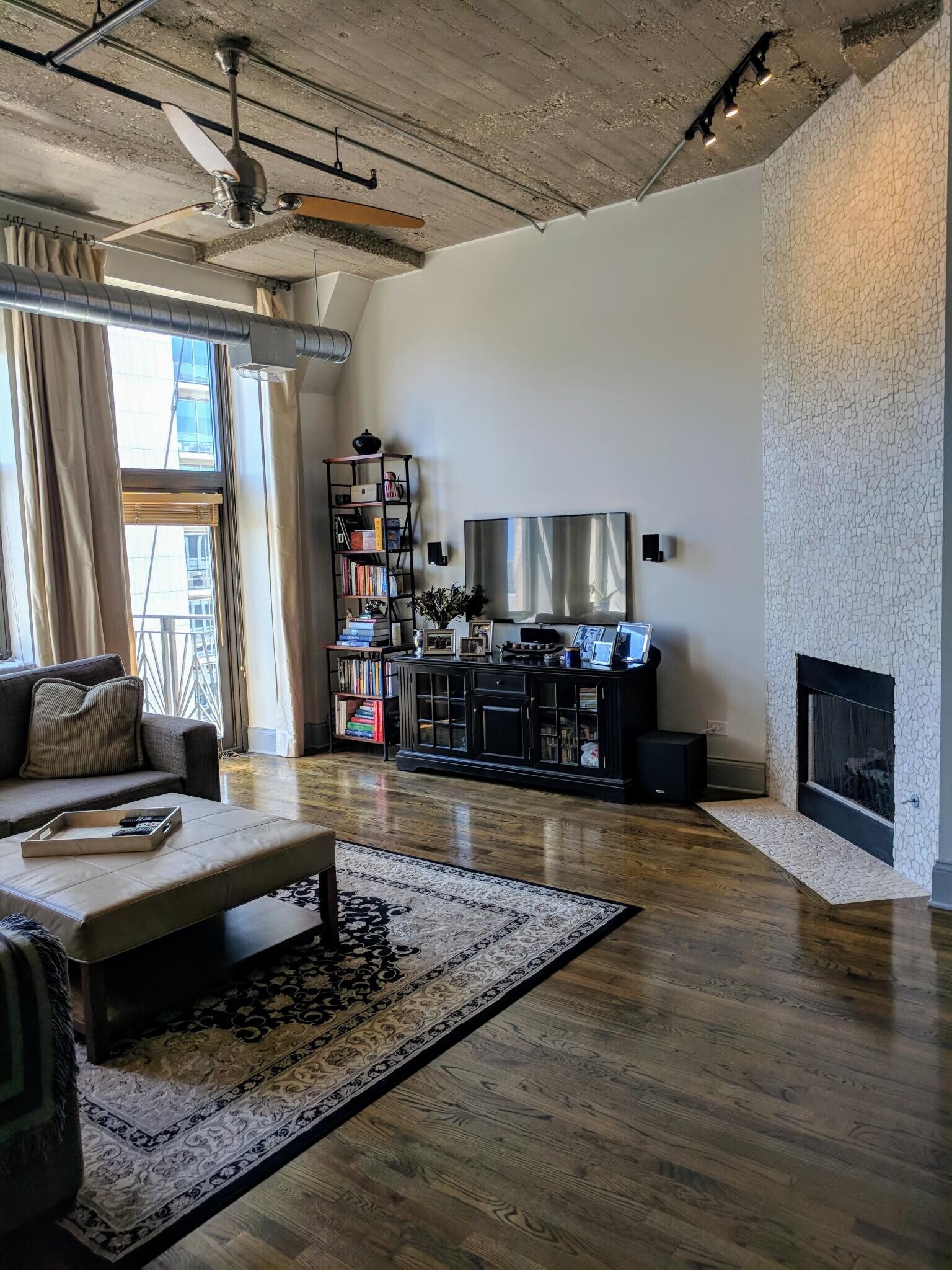Living Room - 758 N Larrabee St