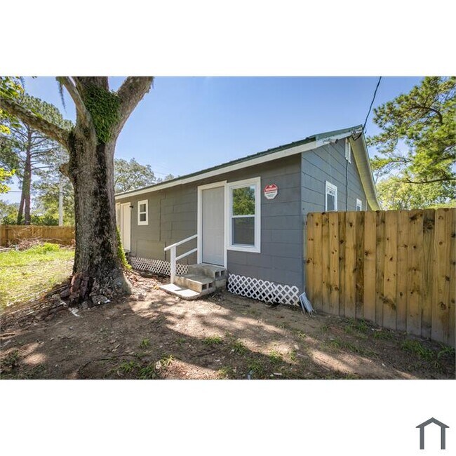 Building Photo - 260 Vernis Ave