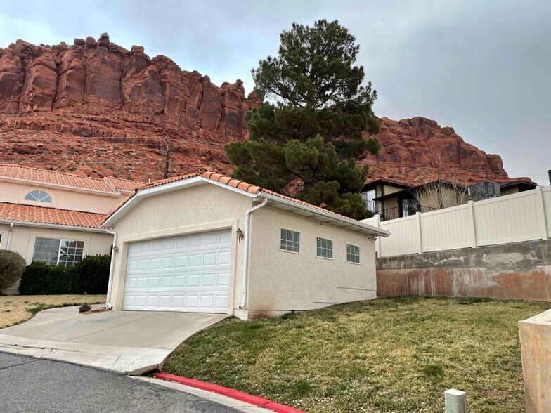 Building Photo - 550 Diagonal St