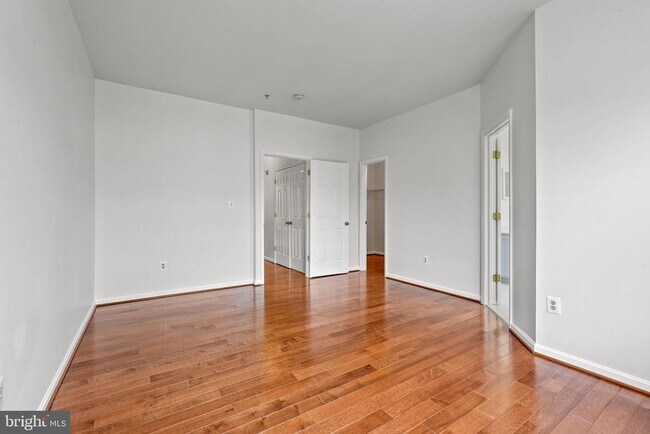 Building Photo - 13044 Town Commons Dr