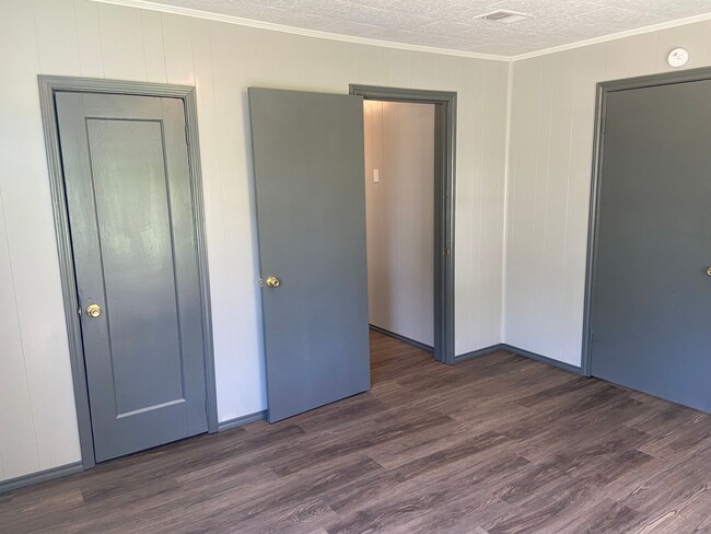 Building Photo - Remodeled Unit Available Now!