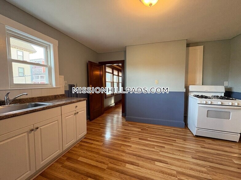 Building Photo - 157 Hillside St