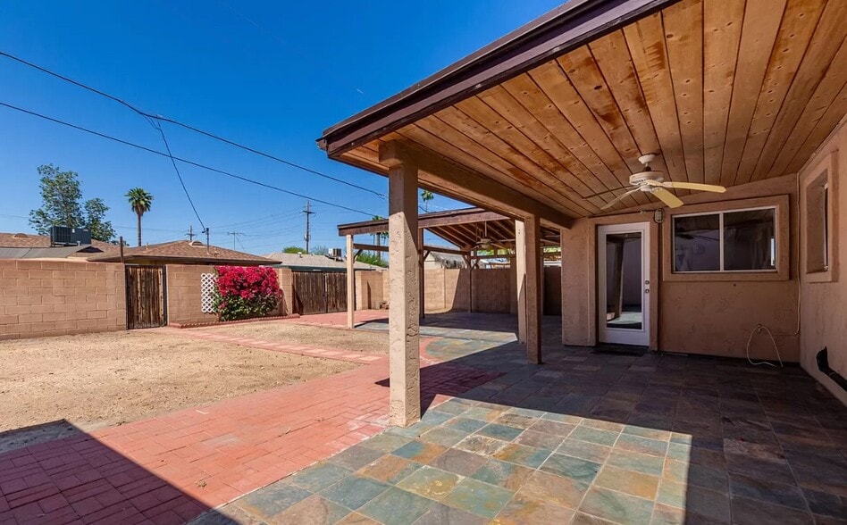 Building Photo - 722 E Encanto Dr