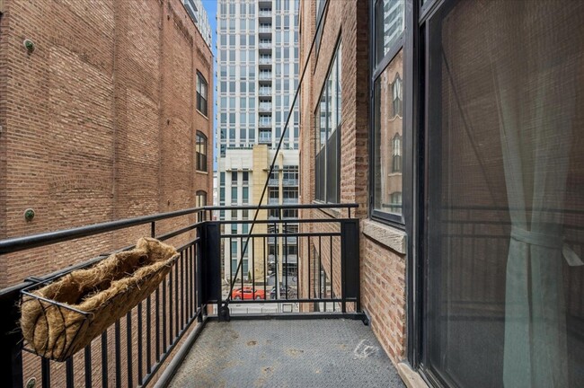 Building Photo - 525 W Superior St