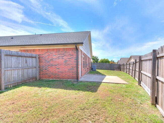 Building Photo - Beautiful Home in Edmond Community
