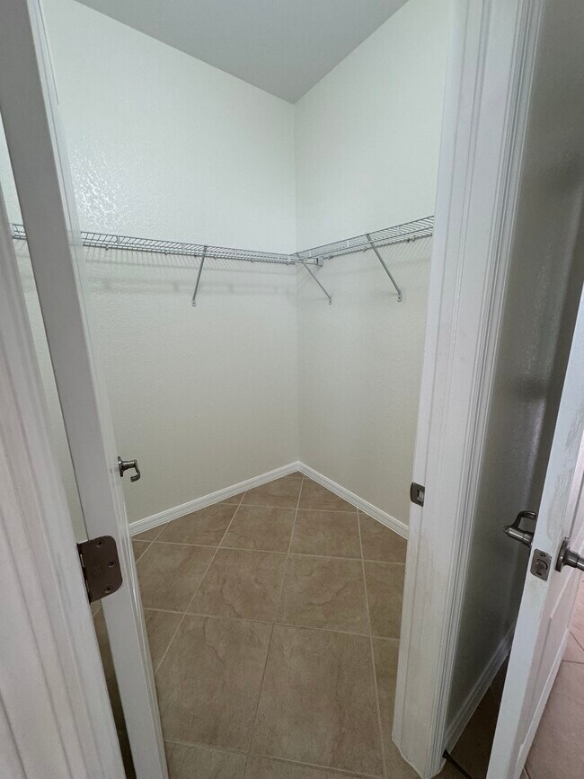 Master Closet HIS - 10510 Yorkstone Dr