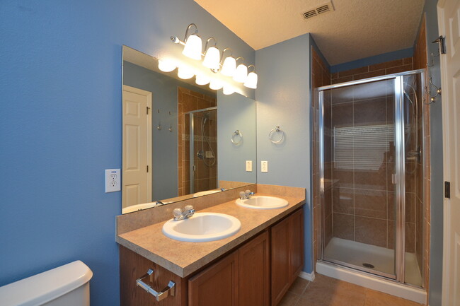 Building Photo - Gorgeous 3/2.5 Townhome in Gated Community...