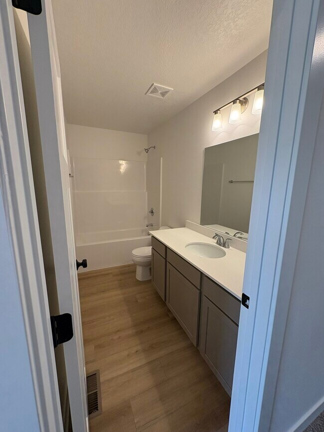 Building Photo - 216 Nw Waverly Dr