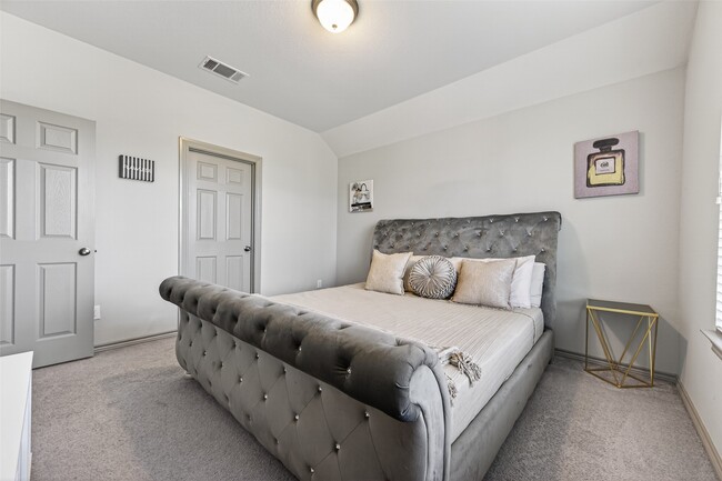 Building Photo - 6 Log House Ct