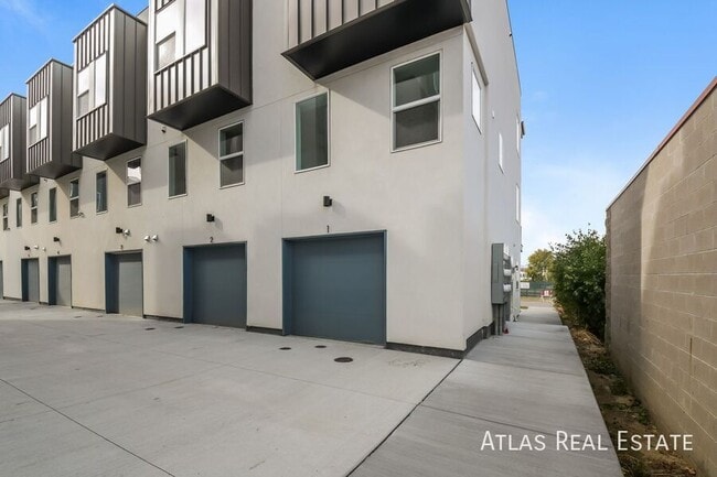 Building Photo - 2620 S Delaware St