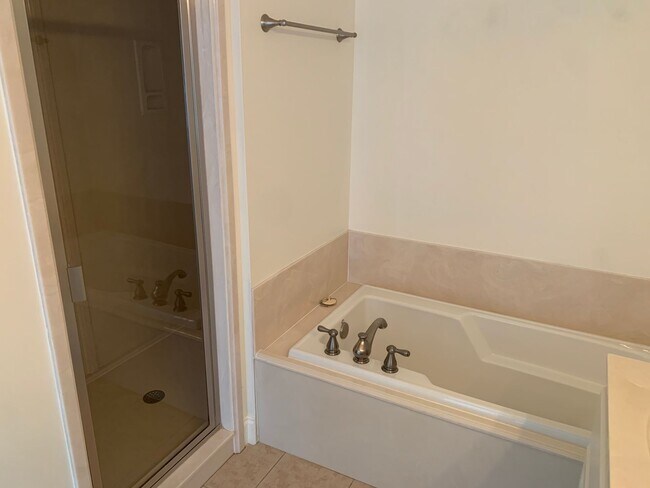 Building Photo - AVAILABLE NOW