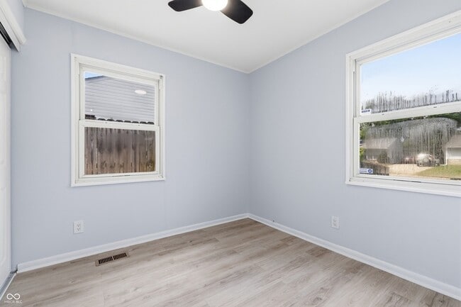 Building Photo - 1441 W Lynn Dr
