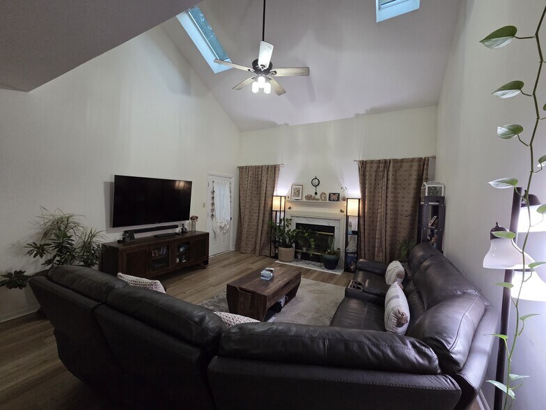 Building Photo - 34 Degas Cir