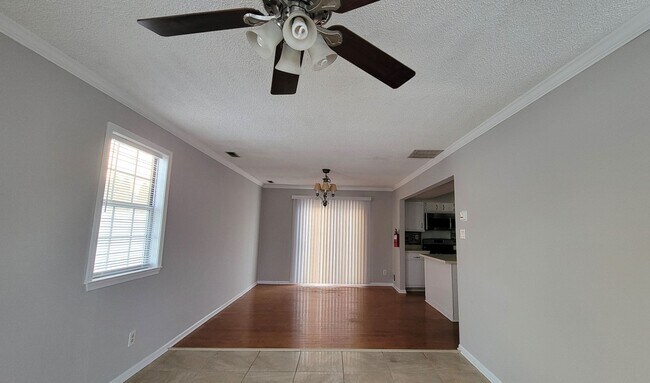 Building Photo - Spacious 3 bedroom house