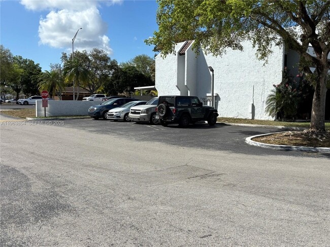 Building Photo - 6512 Kendale Lakes Dr