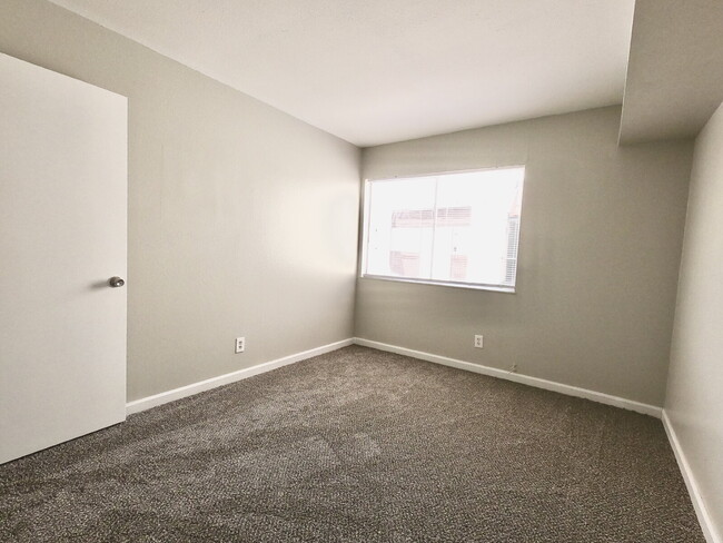 Building Photo - 3-Bed, 2-Bath Gem Condo for Rent in Vibran...