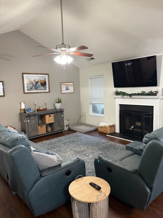 Building Photo - 207 Bluebird Ct