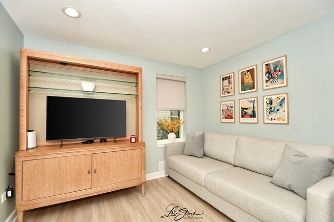 Building Photo - 635 E Prairie Ave