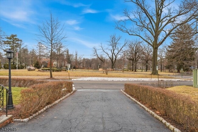 Building Photo - 260 Walnut St