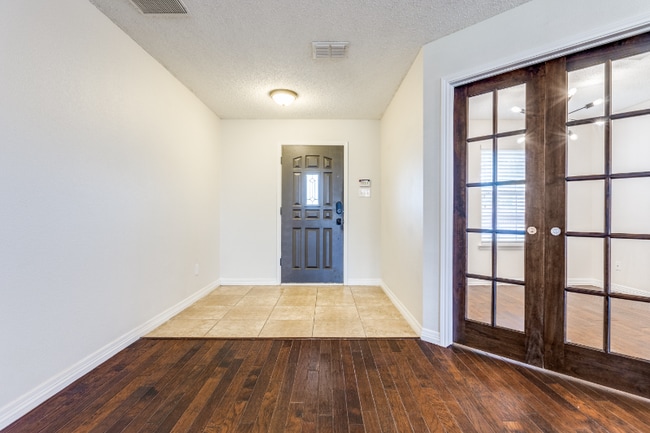 Building Photo - 2112 Royal Acres Trail
