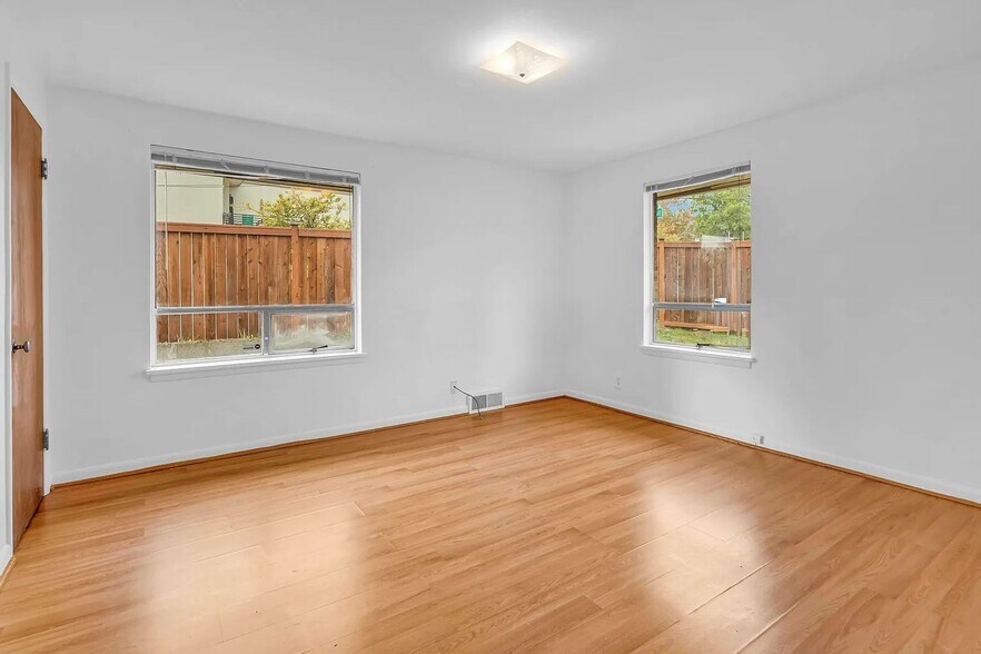 Building Photo - 3602 NE 75th St