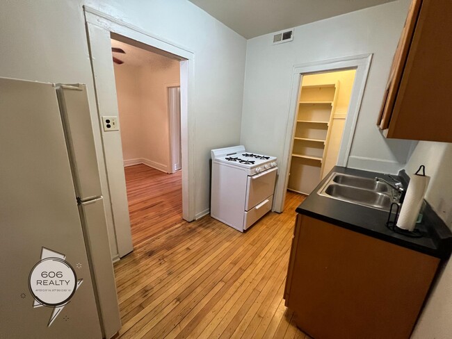 Building Photo - Bright and Sunny Forest Park Apts!