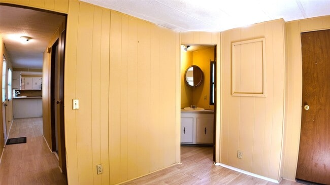 Building Photo - 251 Oakdale Dr