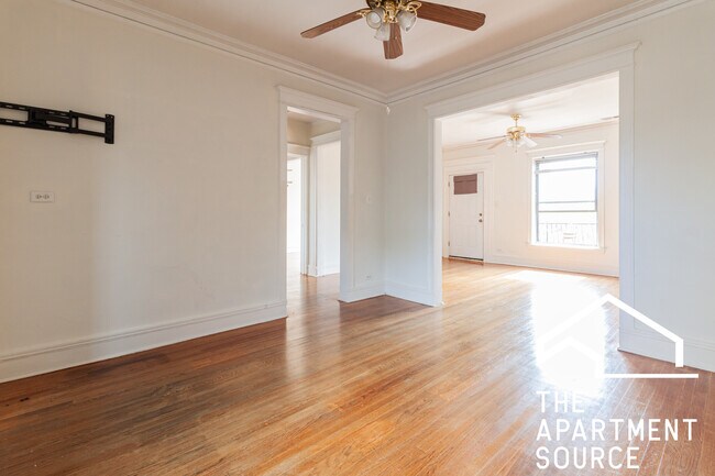 Building Photo - 902 W Belle Plaine Ave