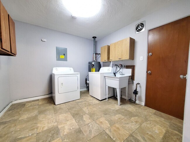 Building Photo - 3 Bed- 2 Full Bath Ranch for Rent | Newly ...