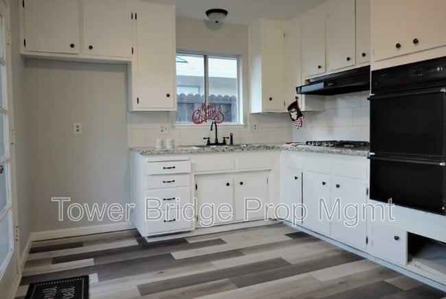 Building Photo - 10666 Van Stralen Way