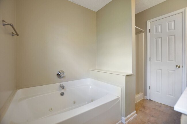 Building Photo - Pet Friendly Three Bedroom with Bonus!