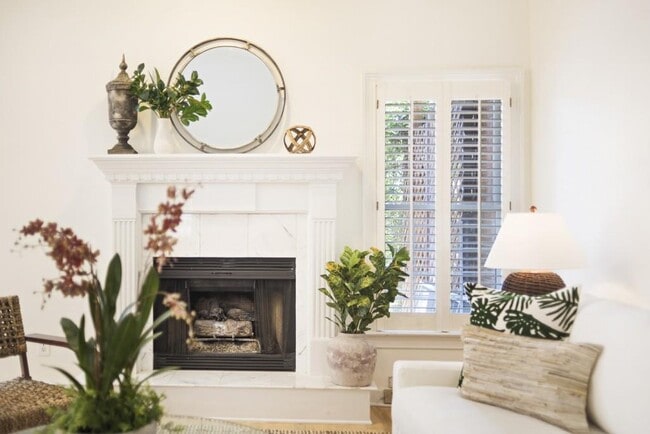 Building Photo - 305 Ansley Villa Dr NE