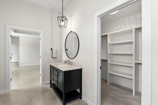 Building Photo - 22206 Briarcliff Dr