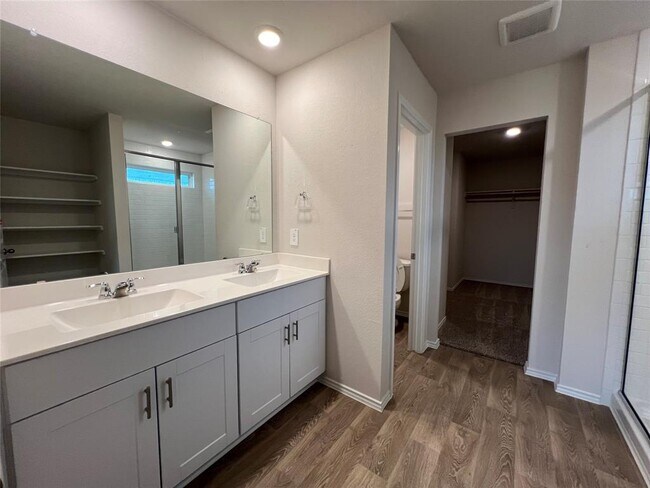 Building Photo - 221 Wirecrested Dr