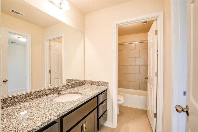 Building Photo - 905 Falkland Trace