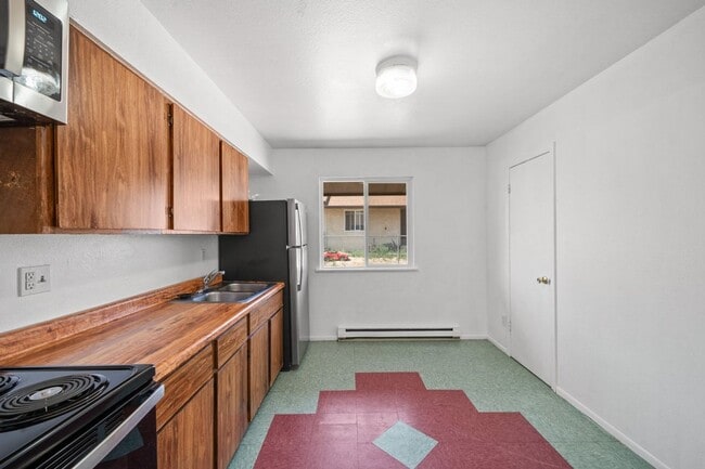 Building Photo - Great 2/1 Townhome WITH YARD in Pueblo West