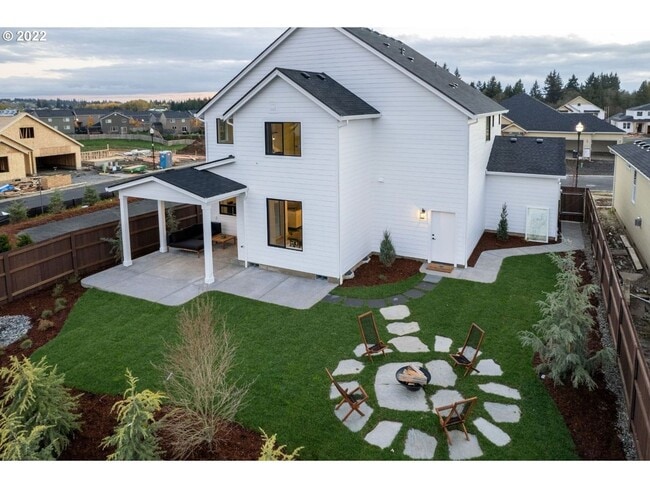 Building Photo - Charming Newer Model Home!